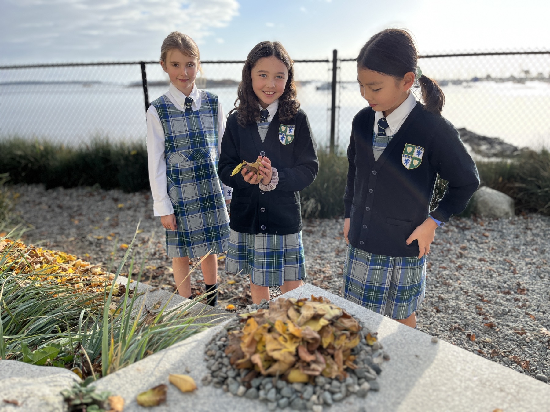 3 gns students by beach