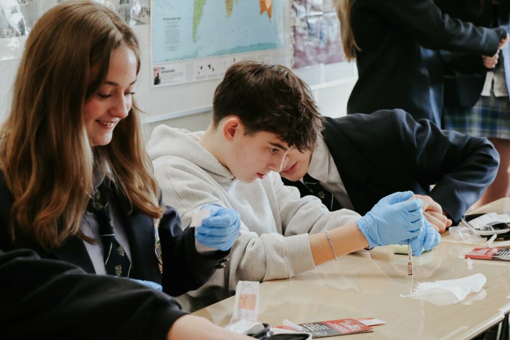 students learning naloxone training