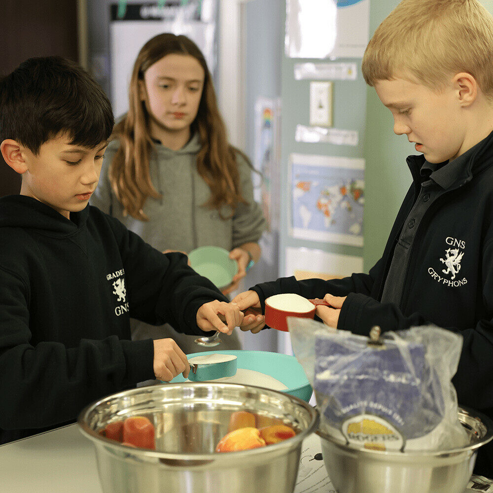 Students baking tarte tatin