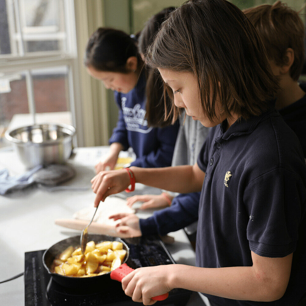 Students baking tarte tatin